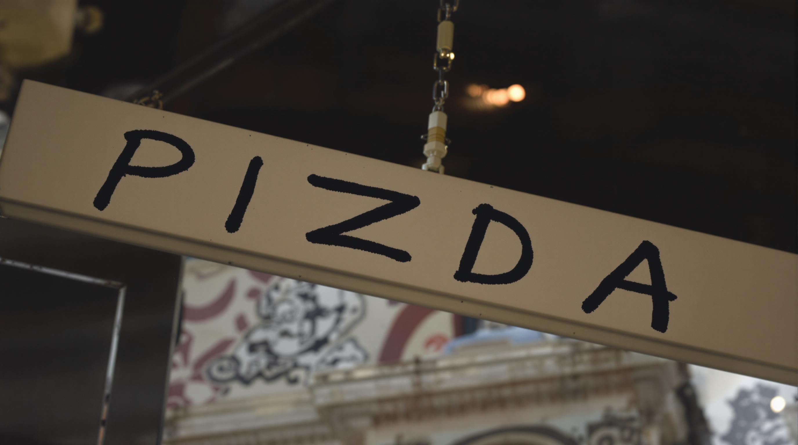 stena-na-kotoroj-chernym-kursivom-sdujz2pvu6