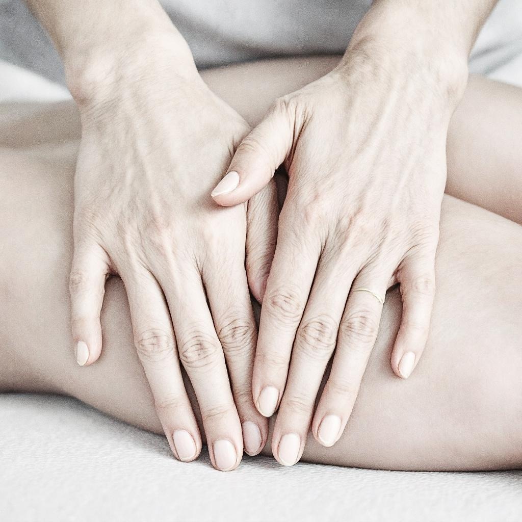 hands-do-body-massage-6trx3gonr1
