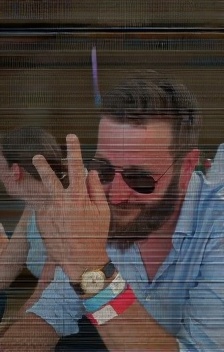 die-person-soll-auf-verlassenen-bahnschienen-5edcmklhfx