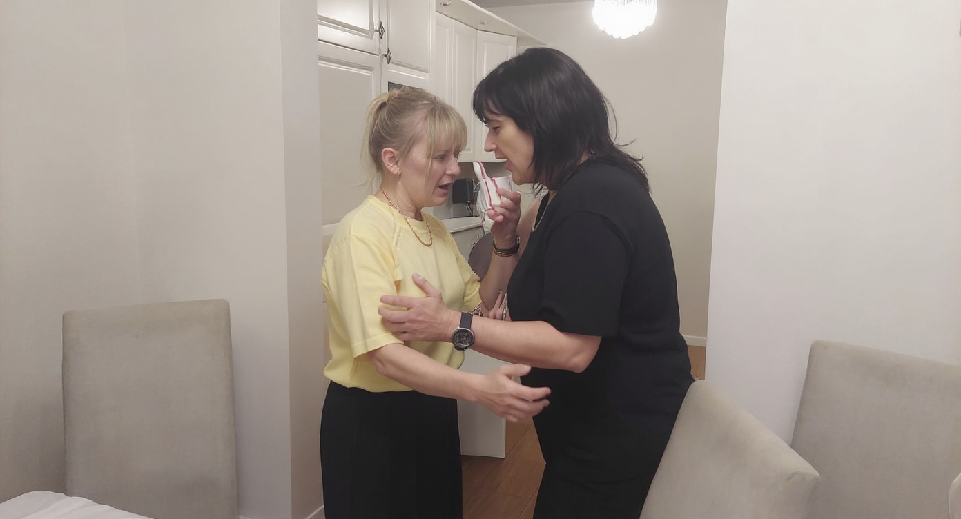 zrob-zeby-pani-w-zoltym-pobila-sie-z-pania-w-50u99b349m